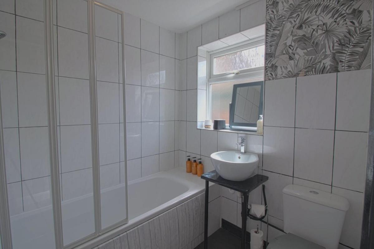 Egton St - Stylish House With Parking, Near Town! Kingston upon Hull