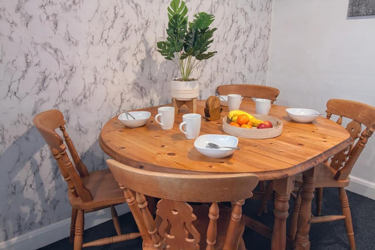 Egton St - Stylish House With Parking, Near Town!