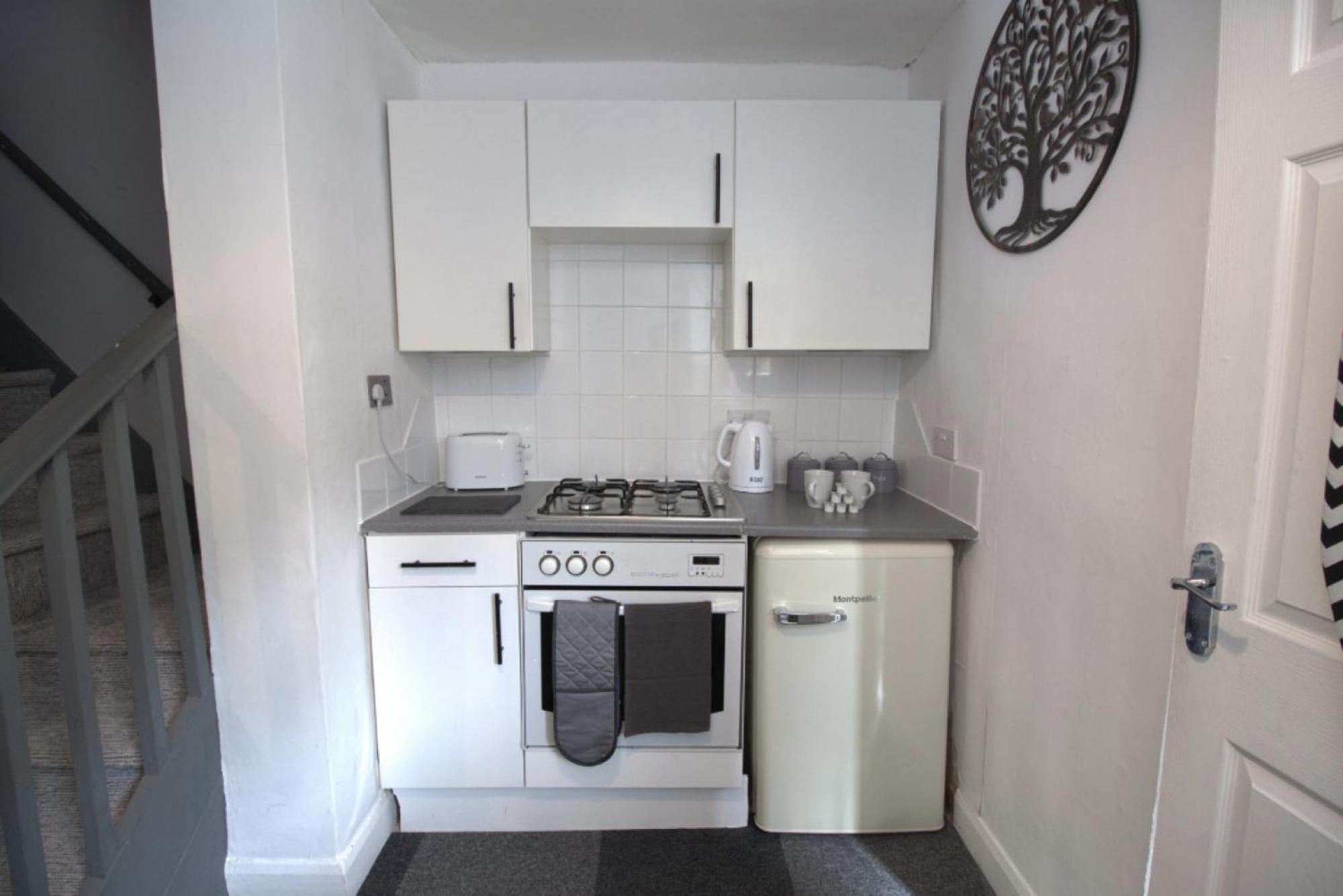 Egton St - Stylish House With Parking, Near Town! *